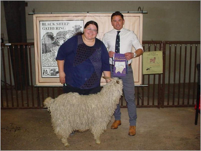 Grace Barlow and Judge Mesick with Coconut, Best Fleece  XP Farms. Photo: Lynne Schlosser.